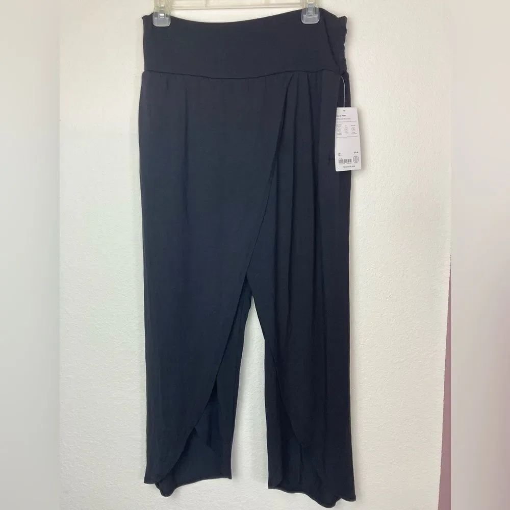 Athleta NWT
Black Wrap Yoga Pants stretchy fuller leg cropped waist wraps